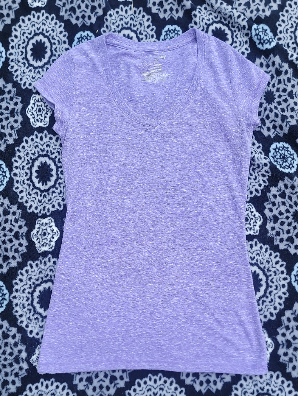 No Boundaries Lavender Heather V-Neck Short Sleeve Tee Size SMALL